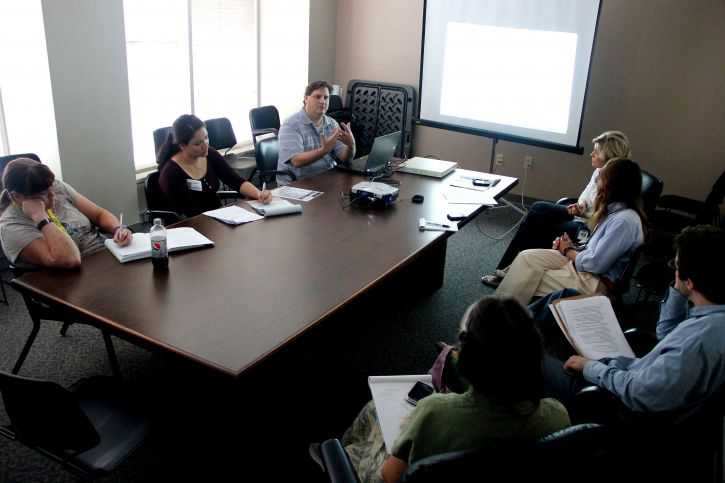 round-table-meeting-725x483_compressor